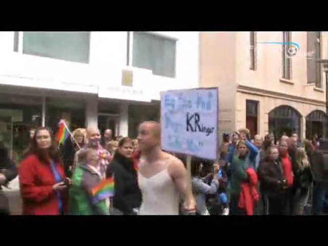 <b>Áskorun:</B> Hannes í kjól í Gay Pride göngunni