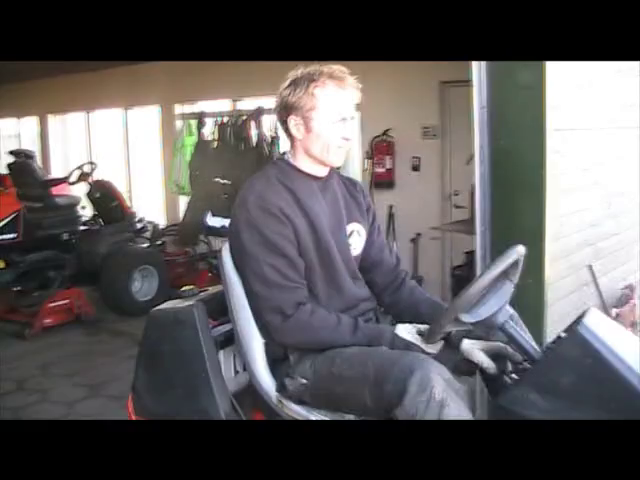 <b>Í vinnunni:</B> Tommy Nielsen á golfvellinum 